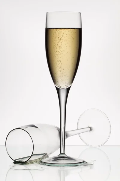 Šampaňské a prázdné sklo — Stock fotografie