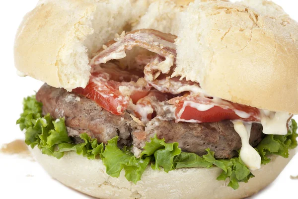 Крупный план разрушил гамбургер — стоковое фото