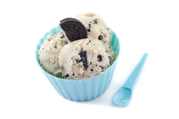 Cookies och grädde i blå ledtråd och blå sked — Stockfoto