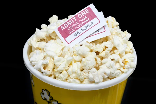 Oříznutí obrazu kýbl popcornu s film jízdenku — Stock fotografie