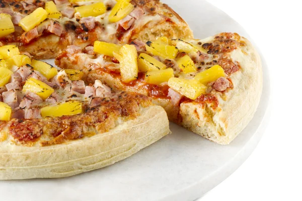 Вкусная гавайская пицца — стоковое фото