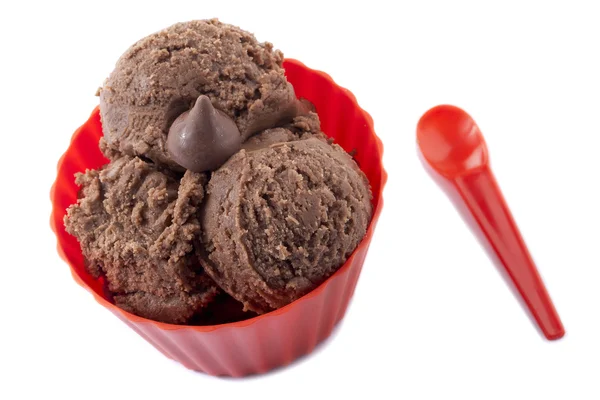 Закрыть изображение шоколадного мороженого в красной чашке и ложке — стоковое фото