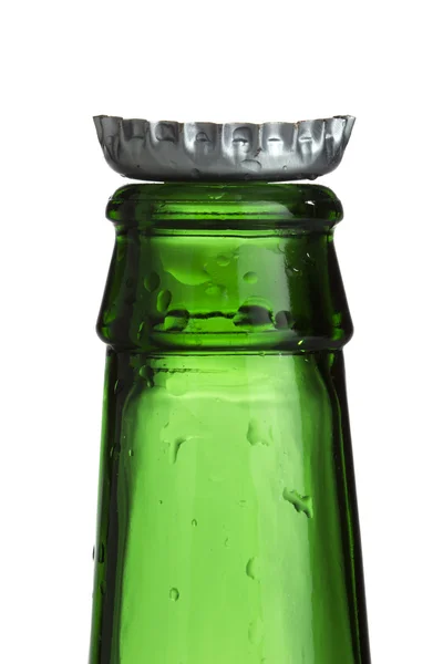 Обрезанное изображение пустой зеленой бутылки — стоковое фото