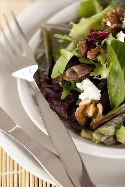 Image recadrée d'une assiette avec salade — Photo