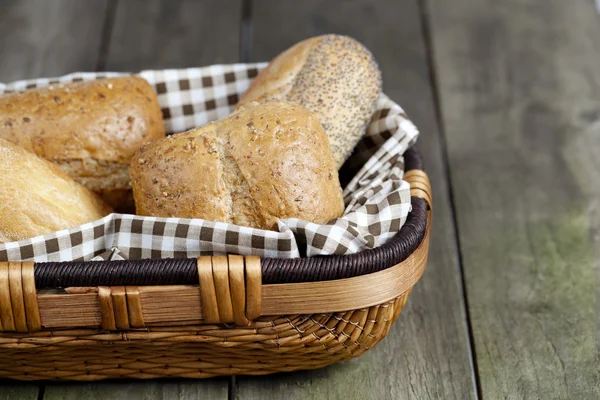Imagem cortada de pão variado em cesto — Fotografia de Stock