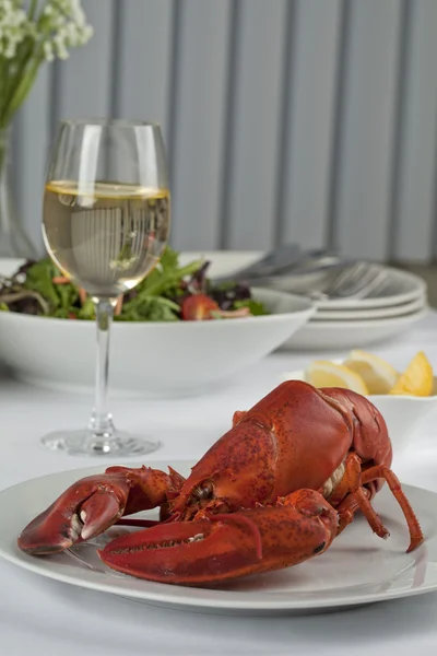 Table à manger avec homard et vin — Photo