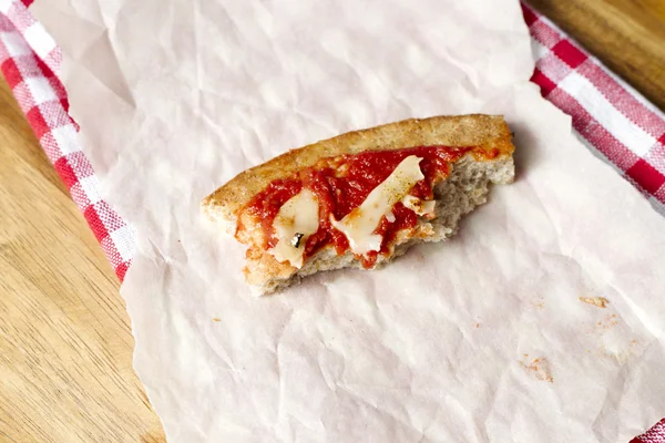 食べたピザのスライス — Stockfoto