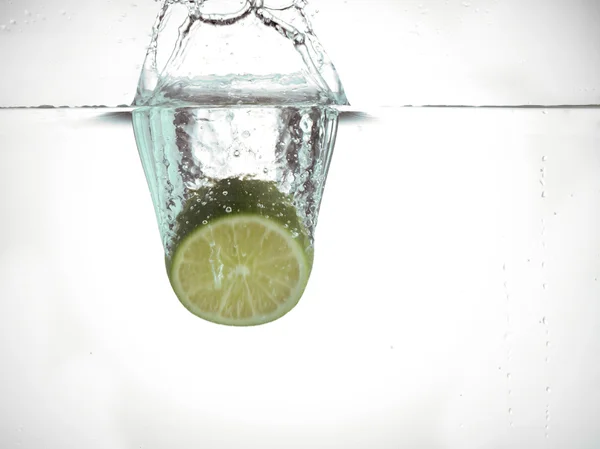 Släppa kalk i vatten — Stockfoto