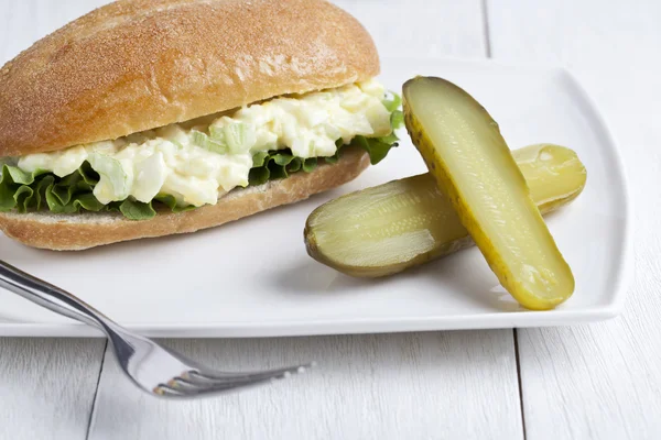 Ägg smörgås på en fullkornsvete bulle — Stockfoto