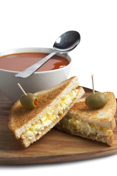 Sandwich aux œufs avec soupe aux tomates — Photo