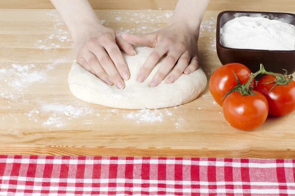 Massa de farinha de amassar de mão feminina para pizza — Fotografia de Stock