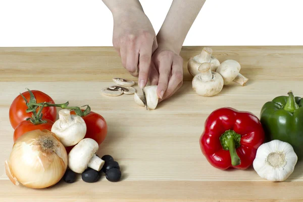 Weibliche Hand schneidet Pilz für Pizza — Stockfoto