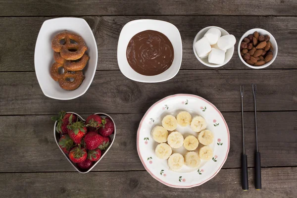 Шоколад фрукты и печенье на деревянном столе — стоковое фото