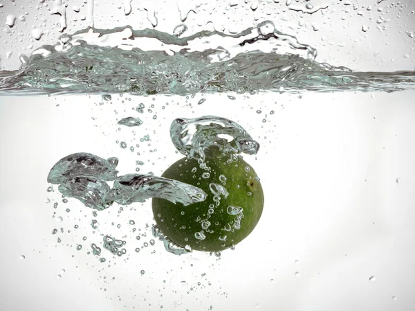 Limão fresco sob a água — Fotografia de Stock