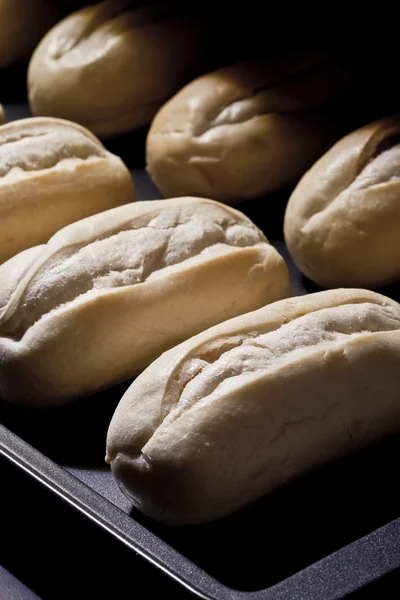 Pão recém-assado dentro do forno — Fotografia de Stock