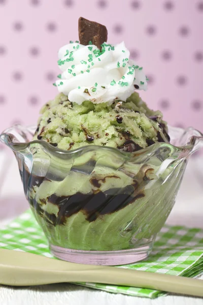 Geschlossenes Minzschokolade-Chip-Eis mit Schlagsahne und Sirup — Stockfoto