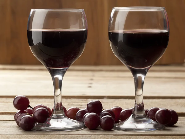 Nära upp skott av rött vin och druvor — Stockfoto