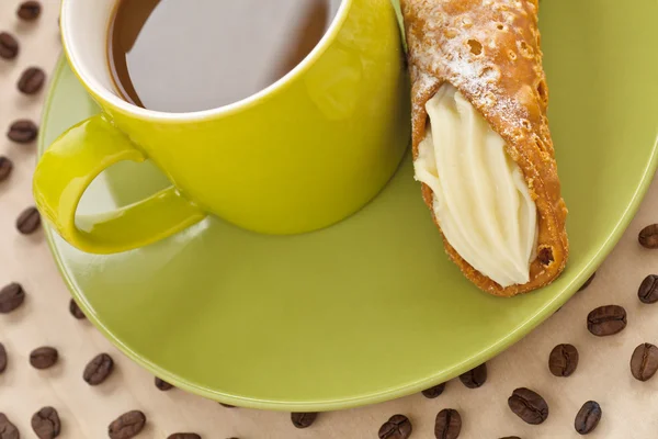 Crema biscotto e chicchi di caffè — Foto Stock