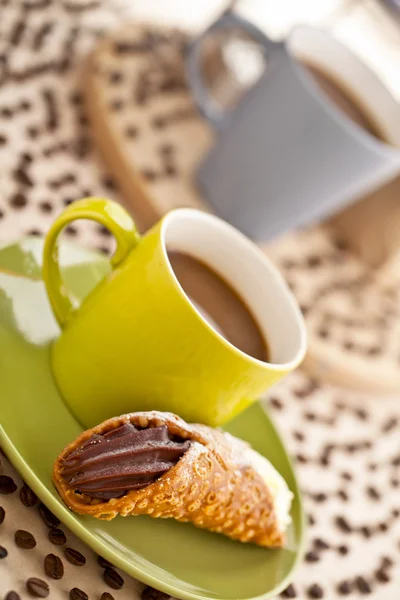 Tazza di caffè con pasticceria — Foto Stock