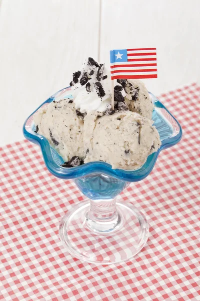 Μπισκότα και κρέμα παγωτό με την αμερικανική σημαία — Φωτογραφία Αρχείου