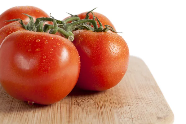 Tomate fraîche dans une assiette en bois — Photo