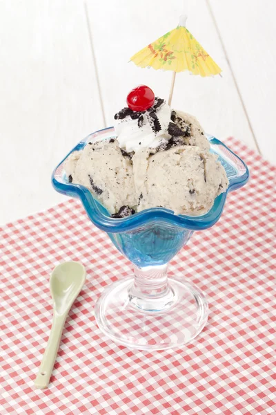 Biscoitos e sorvete de creme com decoração de guarda-chuva de praia — Fotografia de Stock