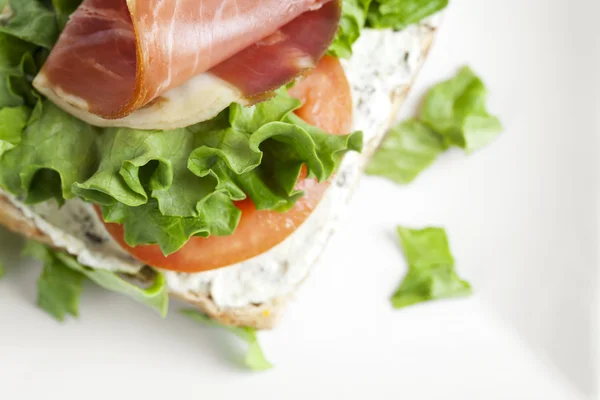 Vers gemaakte ham en plantaardige sandwich — Stockfoto