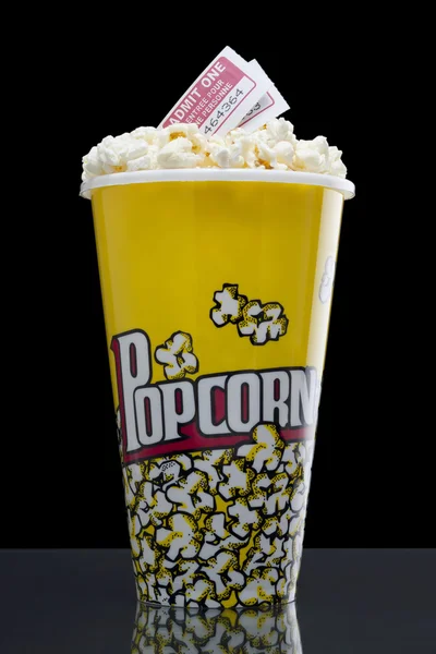 Velký popcorn kbelík s film cestující — Stock fotografie