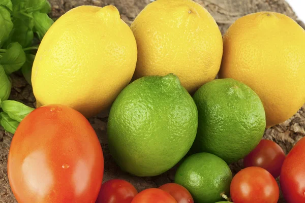 Limões e tomates — Fotografia de Stock