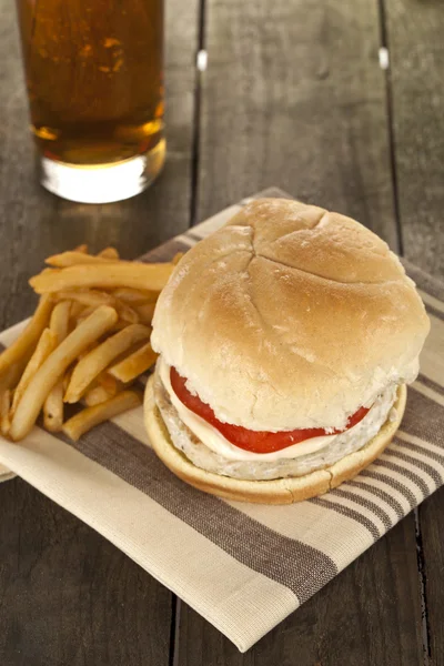Nízké tuku hamburger, hranolky a soda — Stock fotografie