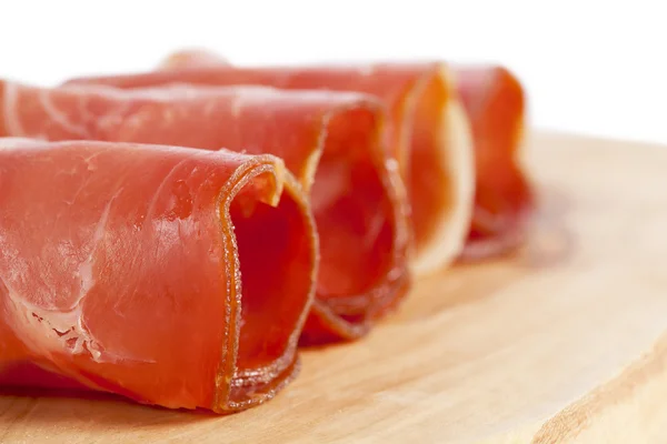 Ham gerold in een houten plank — Stockfoto