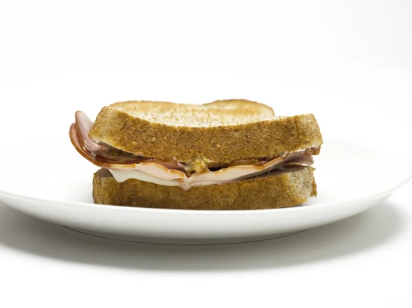 プレート上のハムのサンドイッチ — ストック写真