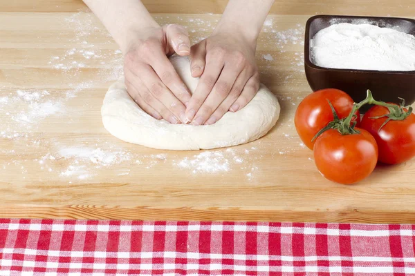 Hand flattening the pizza dough — Stock Photo, Image