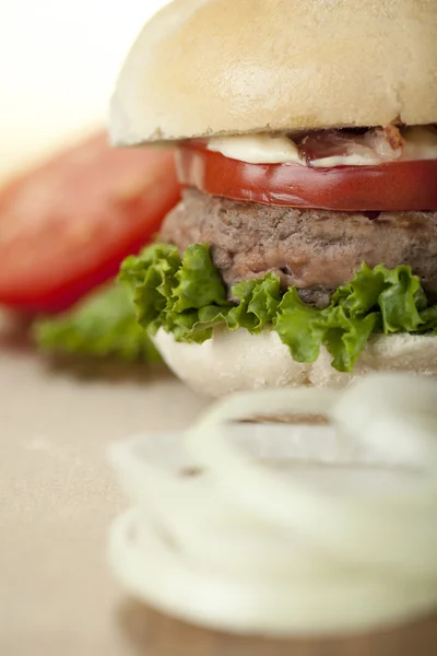 Hamburger na kuchyňském stole — Stock fotografie