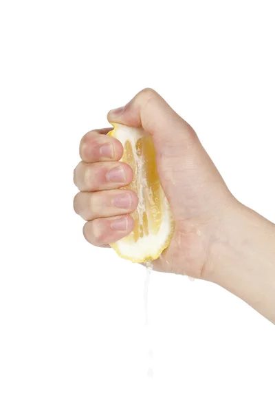 手のレモンを絞る — ストック写真