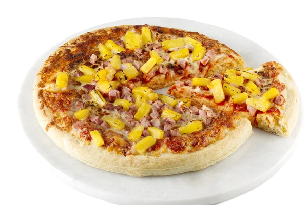 Presunto e pizza de abacaxi em uma bandeja — Fotografia de Stock