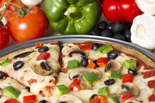 Bijgesneden afbeelding van opperste pizza — Stockfoto
