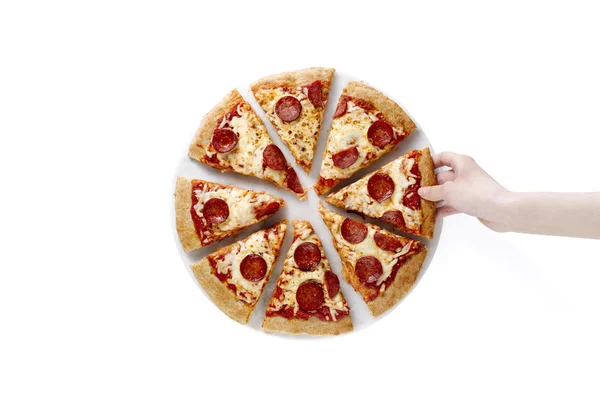 Sollevare a mano una fetta di pizza al salame piccante — Foto Stock