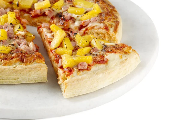 Abgeschnittenes Bild hawaiianischer Pizza-Scheiben — Stockfoto