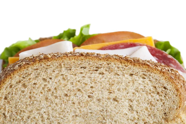 Обрезанное изображение бутерброда с ветчиной — стоковое фото