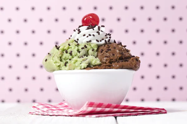 Sprinkles ve üst üzerine krema aromalı dondurma — Stok fotoğraf
