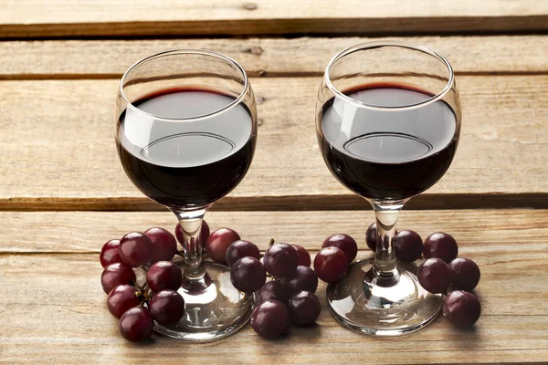 Vista ad alto angolo di bicchiere di vino e uva — Foto Stock