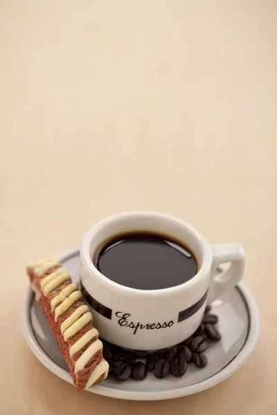 Bisküvi ve kahve çekirdekleri ile sıcak kahve — Stok fotoğraf