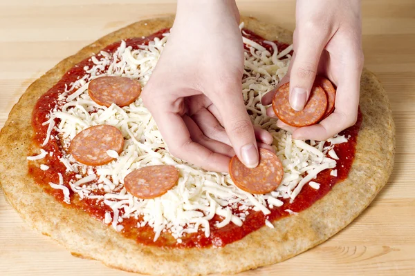 Pizza maken — Stockfoto