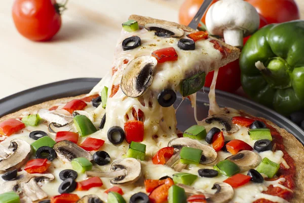 Roztavené pizza na pánvi — Stock fotografie