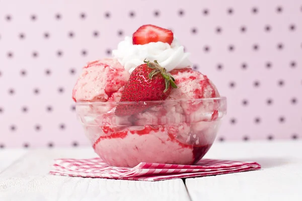 Crème glacée aux fraises fondues — Photo