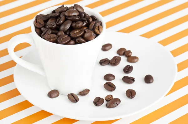 Tazza piena di semi di caffè — Foto Stock