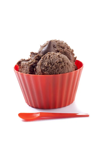 Copo de sorvete de chocolate e colher vermelha — Fotografia de Stock