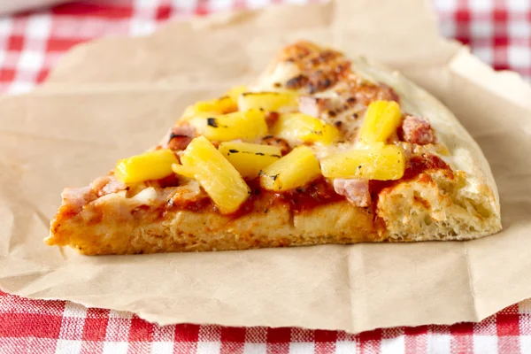 Eine Scheibe hawaiianische Pizza — Stockfoto