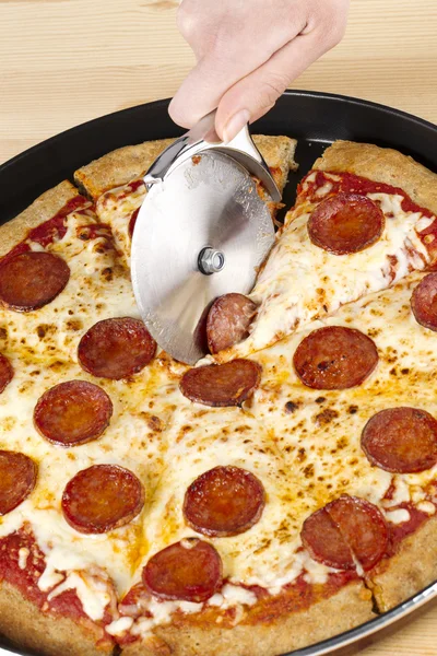 Pizza de pepperoni em uma bandeja — Fotografia de Stock